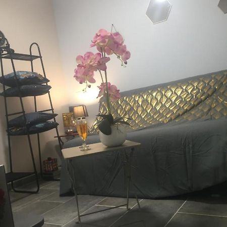 オーバーニュ Chez Sandy Bed & Breakfast エクステリア 写真