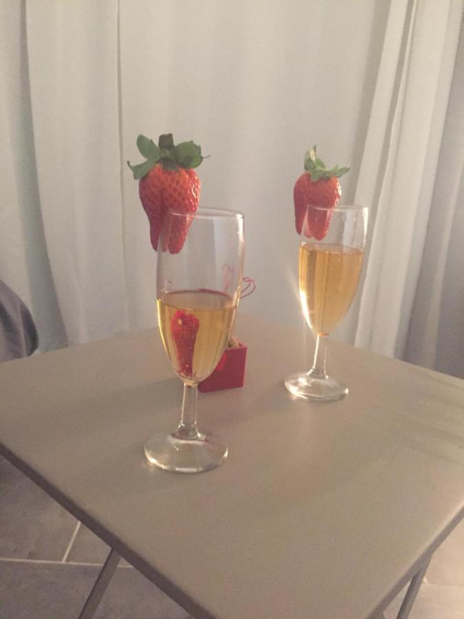 オーバーニュ Chez Sandy Bed & Breakfast エクステリア 写真